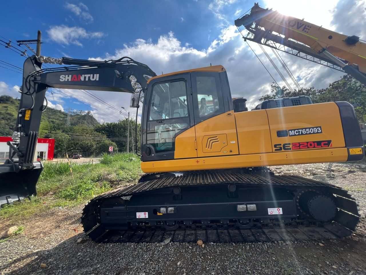 Excavadora de cadenas trabajando en obra — Las Palmas Maquinaria