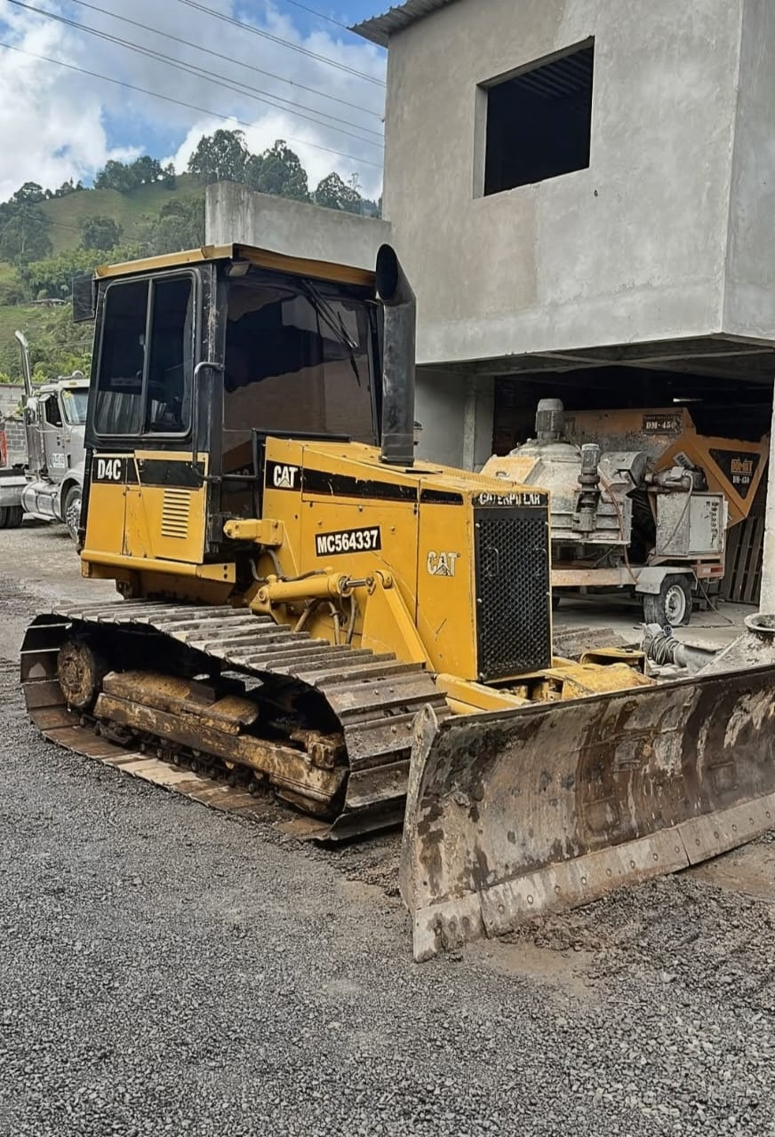 Bulldozer Caterpillar D4C en Manizales